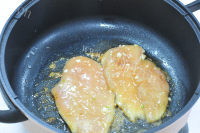 美味香蒜蜂蜜煎鸡扒做法图解5)