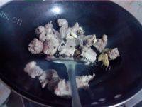 家常菜金针菇排骨汤做法图解7)