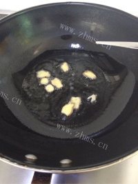 美味的青椒炒河虾做法图解3)