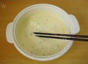 自制葱花鸡蛋薄饼做法图解2)
