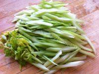 家常菜芹菜炒腊肉做法图解3)