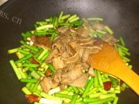 家常菜蒜苔炒肉做法图解6)