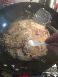 香气浓郁的酸菜排骨做法图解8)