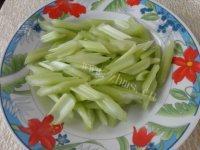 「念念不忘」香干炒芹菜做法图解3)