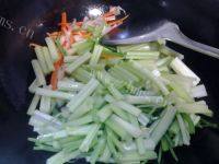 口感丰厚的芹菜肉丝做法图解5)