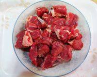 家常菜土豆胡萝卜炖牛肉做法图解2)