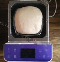 美味的炼乳紫薯扇子面包做法图解5)