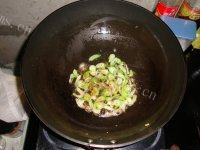 色味俱佳的葱香蛋炒饭做法图解5)
