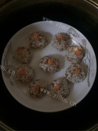 美味的糯米珍珠丸子做法图解6)