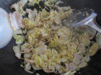 香气逼人的酸菜炖冻豆腐做法图解10)