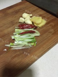 色香味俱全的油焖大虾做法图解2)