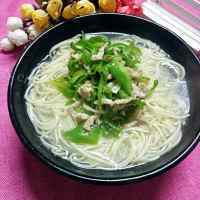 美味的青椒肉丝面