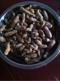 美味的水煮花生做法图解4)