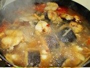 香喷喷的大蒜烧鲶鱼做法图解4)