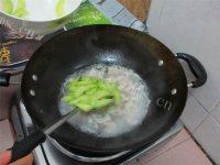 营养丰富的丝瓜瘦肉汤做法图解10)