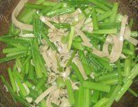 家常菜芹菜炒豆腐皮做法图解5)