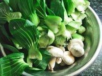 蘑菇炒青菜做法图解1)