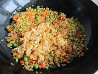 美味的咖喱蛋炒饭做法图解10)