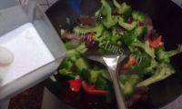 简易的西兰花炒腊肉做法图解9)