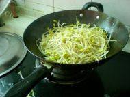 家常菜腊肠炝炒黄豆芽做法图解6)