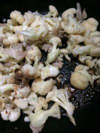 菜花炒肉做法图解8)