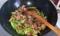 鲜甜芹菜炒腊肉做法图解6)