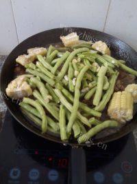 十分喜欢的排骨炖豆角做法图解10)