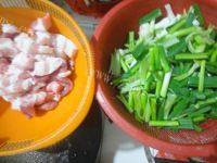 家常菜芹菜小炒肉做法图解1)