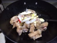 美味的花生炖猪蹄做法图解4)