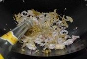 酸菜炒鱿鱼做法图解7)