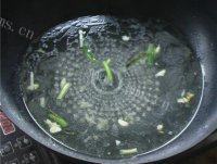 家常菜紫菜肉丸汤做法图解4)