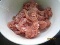 家常菜瘦肉炒荷兰豆做法图解2)