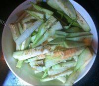 色味俱佳的肉末茄子做法图解2)