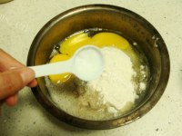 美味的鸡蛋青菜豆渣饼做法图解2)