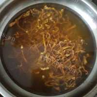 健康的虫草花乌鸡红枣汤做法图解3)