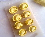 自己做的金元宝饺子做法图解23)