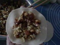 诱人的白菜排骨包做法图解7)