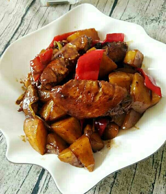唇齿留香的土豆焖鸡翅