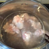 冬瓜薏米大骨汤做法图解3)