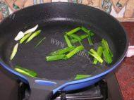 自制鸡腿菇炒肉做法图解3)