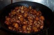 美味的芋头炖肉做法图解4)