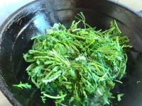 家常菜炒茼蒿做法图解5)