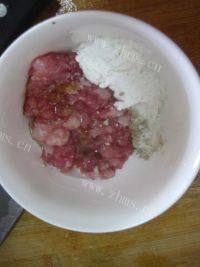 美味的金针菇肉丸汤做法图解2)