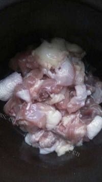 家常菜土豆炖鸡肉做法图解1)