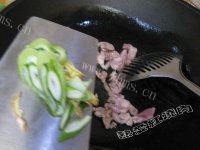 家常菜肉丝炒豇豆做法图解4)