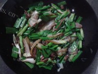 家常蒜苗炒腊肉做法图解5)