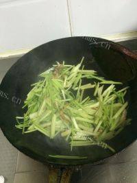 家常肉丝炒香芹做法图解7)