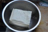 自制葱烧豆腐做法图解1)