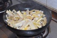 常吃不腻的竹笋炒肉做法图解7)