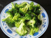 常吃不腻的西兰花炒虾仁做法图解5)
